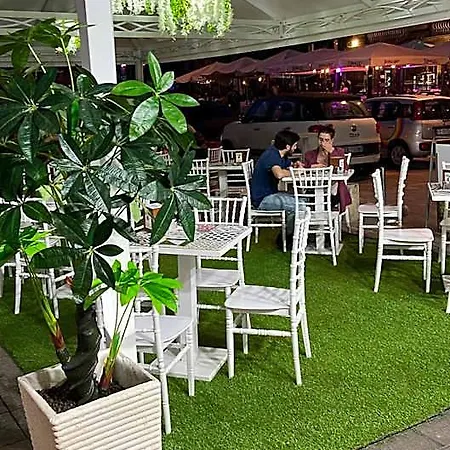 Vanzi Couette-café