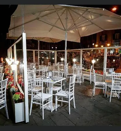 Vanzi Couette-café Naples